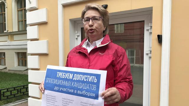 Jelena Russakowa, Kandidatin der liberalen Oppositionspartei Jabloko. Auf dem Plakat fordert sie die Zulassung der Oppositionskandidaten zur Wahl.