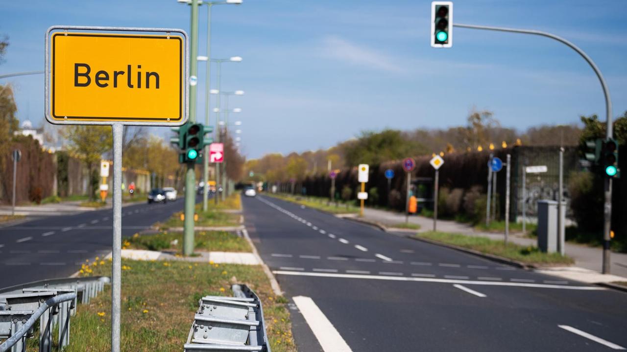16.04.2020, Brandenburg, Berlin: Ein Ortseingangsschild steht um 13.44 Uhr auf dem Mittelstreifen der nach Großbeeren führenden, beinahe leeren Marienfelder Allee. 16.04.2020, Brandenburg, Berlin: Ein Ortseingangsschild steht um 13.44 Uhr auf dem Mittelstreifen der nach Großbeeren führenden, beinahe leeren Marienfelder Allee.