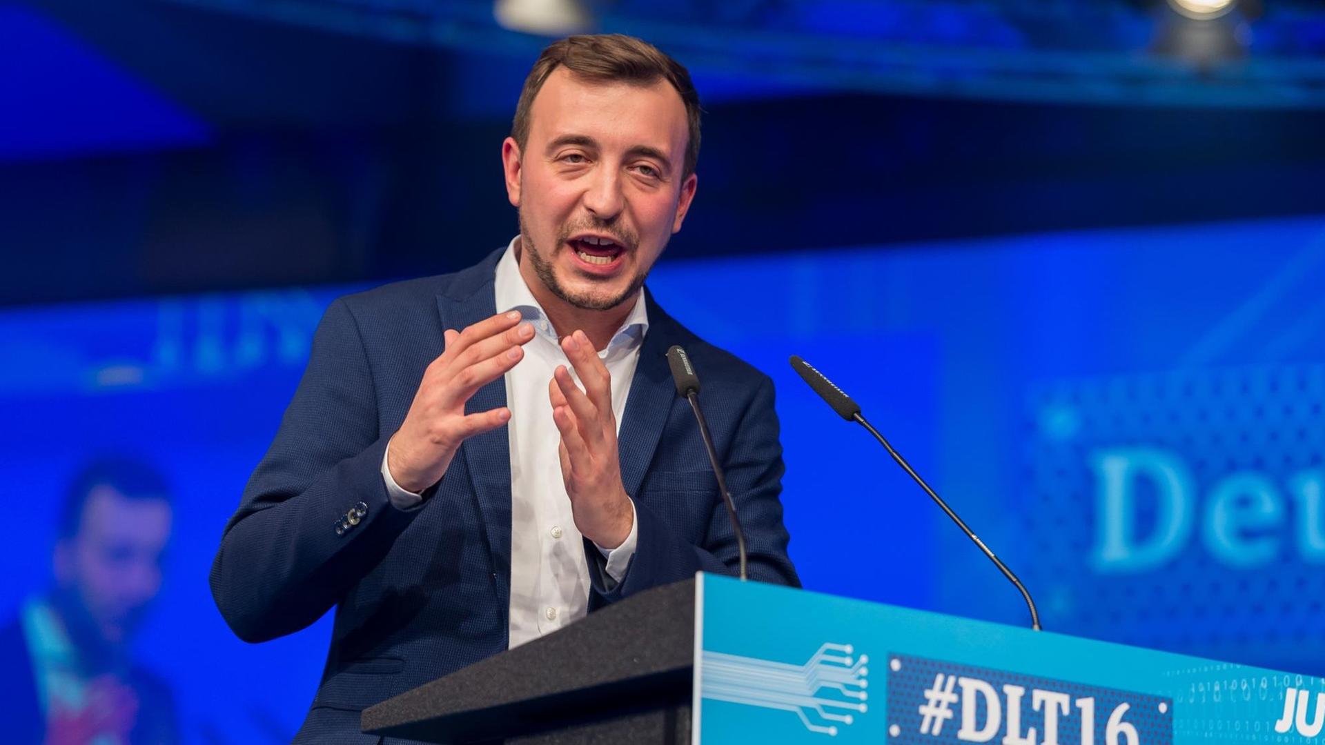 Der Bundesvorsitzende der Jungen Union, Paul Ziemiak, spricht am 14.10.2016 in Paderborn (Nordrhein-Westfalen) auf dem Deutschlandtag der Jungen Union. Der Bundesvorsitzende der Jungen Union, Paul Ziemiak, spricht am 14.10.2016 in Paderborn (Nordrhein-Westfalen) auf dem Deutschlandtag der Jungen Union.