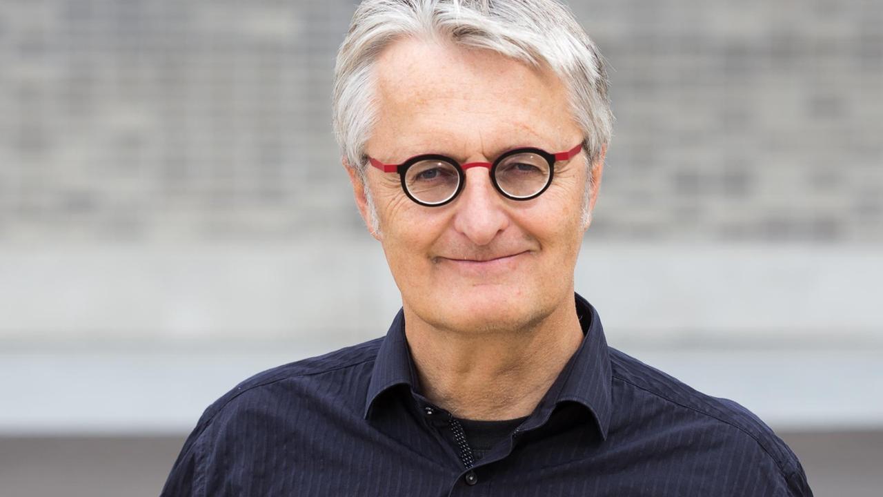 Porträt des Komponisten mit markant-runder Brille Porträt des Komponisten mit markant-runder Brille