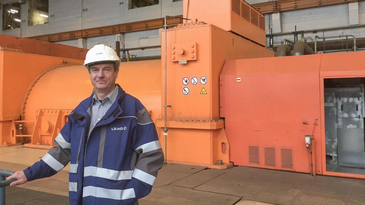 Der stellvertretende Kraftwerksleiter Jürgen Ackermann vor einer Turbine im Kraftwerk Jänschwalde Der stellvertretende Kraftwerksleiter Jürgen Ackermann vor einer Turbine im Kraftwerk Jänschwalde