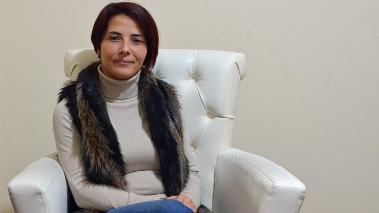 Ghina Hajar sitzt auf einem Sessel. Ghina Hajar sitzt auf einem Sessel.