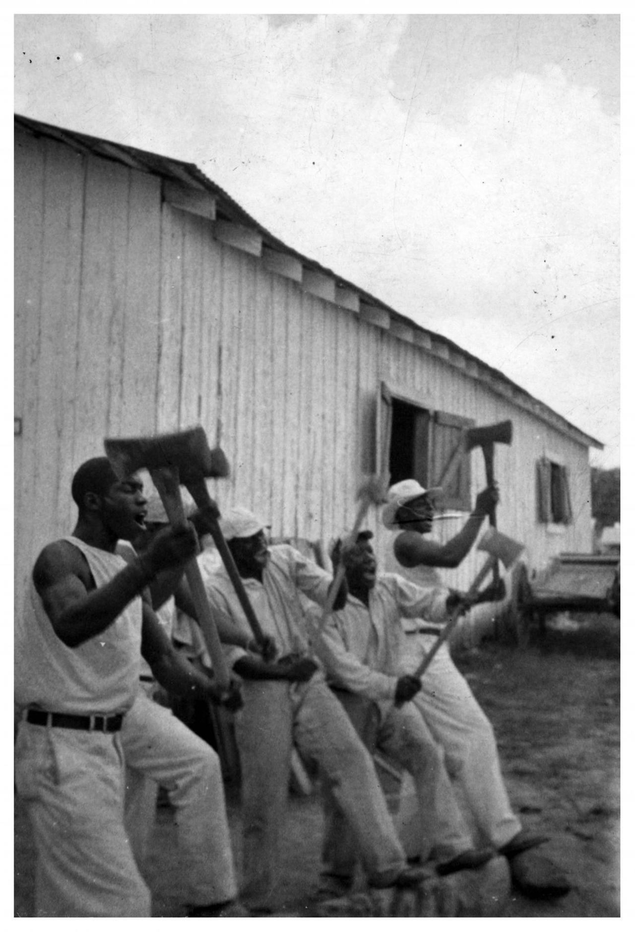 Afroamerikanische Gefangene im Jahr 1934 singen während der Feldarbeit in der Darrington State Farm, Fotografiert von Alan Lomax (1915-2002). Afroamerikanische Gefangene im Jahr 1934 singen während der Feldarbeit in der Darrington State Farm, Fotografiert von Alan Lomax (1915-2002).