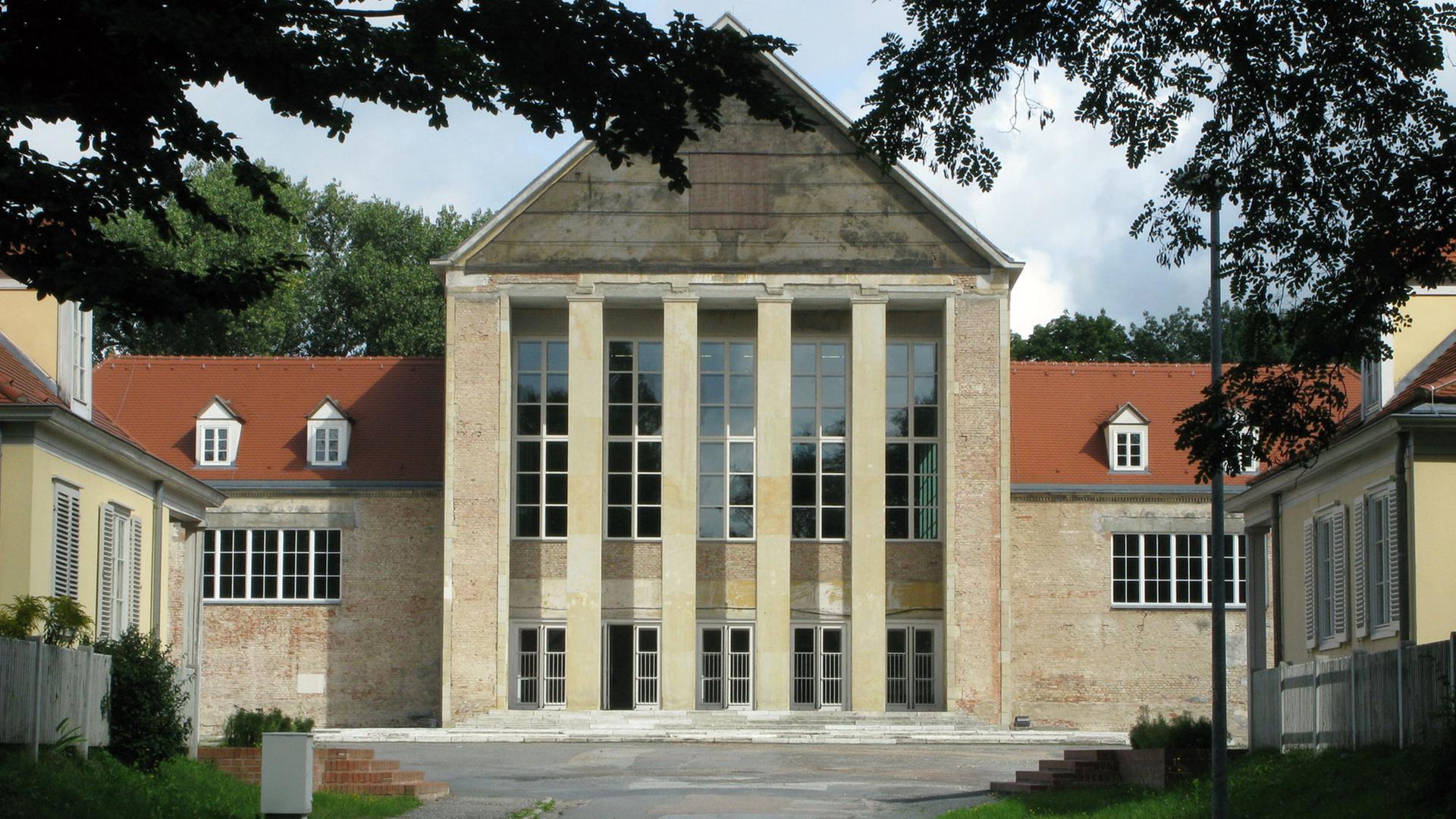 Blick auf das Festspielhaus des Europäischen Zentrums der Künste in Dresden-Hellerau, zu dem auch das Deutsche Komponistenarchiv gehört