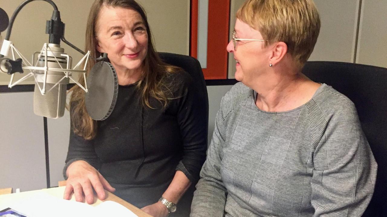 Die Künstlerin Rosa Loy und Redakteurin Britta Bürger im Studio. Die Künstlerin Rosa Loy und Redakteurin Britta Bürger im Studio.