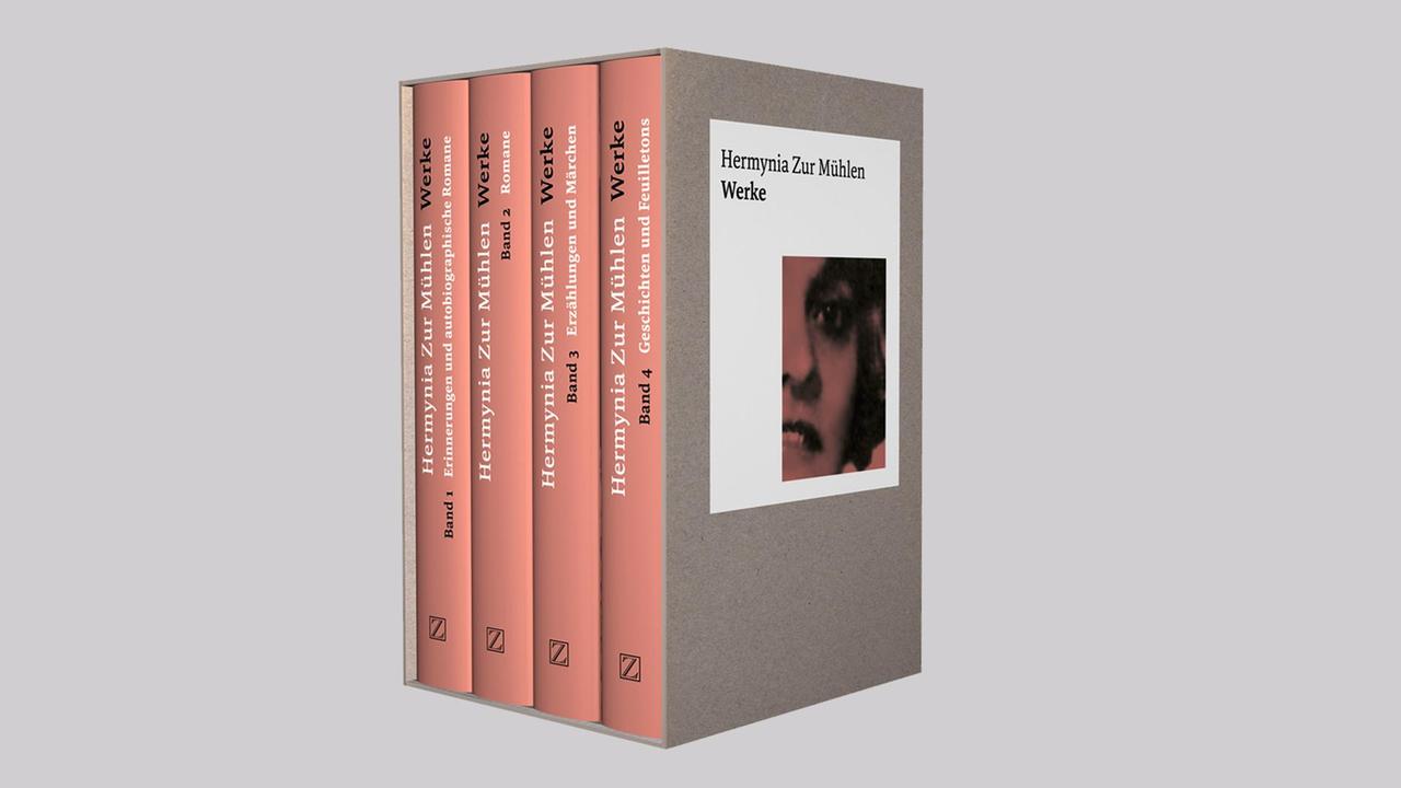 Ein Schuber mit 4 Büchern die Band 1 bis Band 4 enthalten. Auf dem Cover ein Portrait der Autorin. Ein Schuber mit 4 Büchern die Band 1 bis Band 4 enthalten. Auf dem Cover ein Portrait der Autorin.