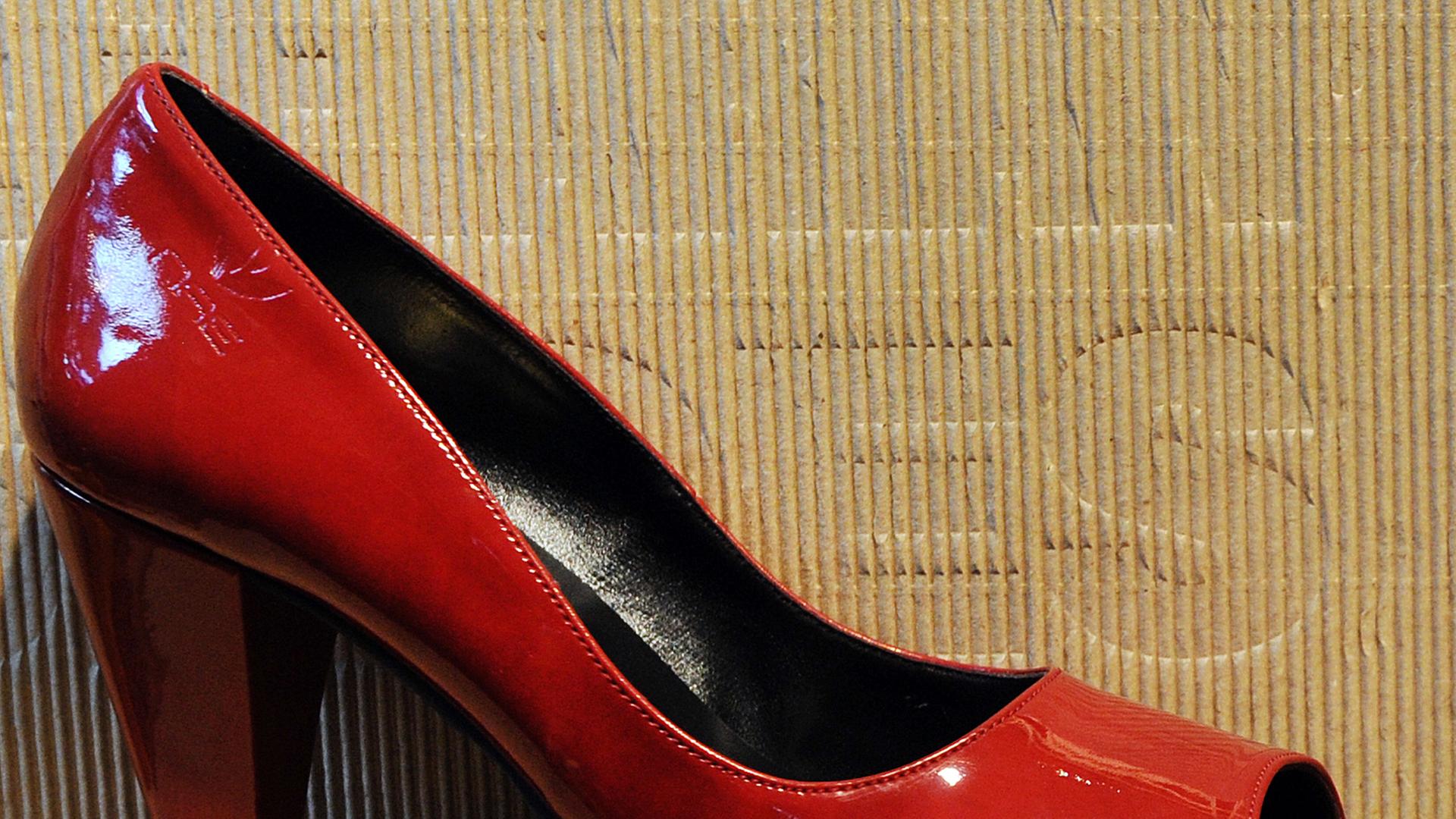 Rote vegane Schuhe stehen im veganen Schuhladen avesu in der Schivelbeiner Straße in Berlin Prenzlauer Berg, fotografiert am 23.08.2012. Verkauft werden hochwertige und schöne vegane Schuhe für Menschen, die Tierleid vermeiden möchten. Zum Einsatz kommen Lederersatzstoffe, die aus umweltverträglicher und fairer Herstellung stammen.