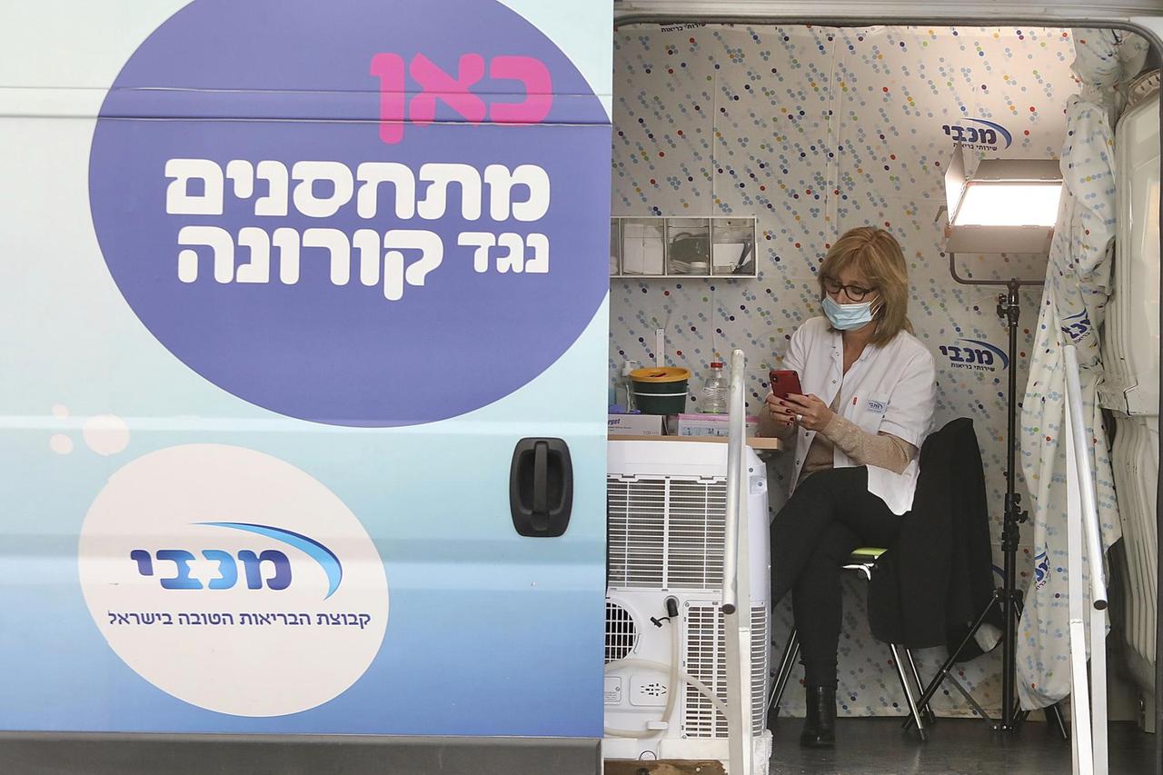 Das Foto zeigt eine Krankenpflegerin in Israel in einem der Impfzentren in Tel Aviv.