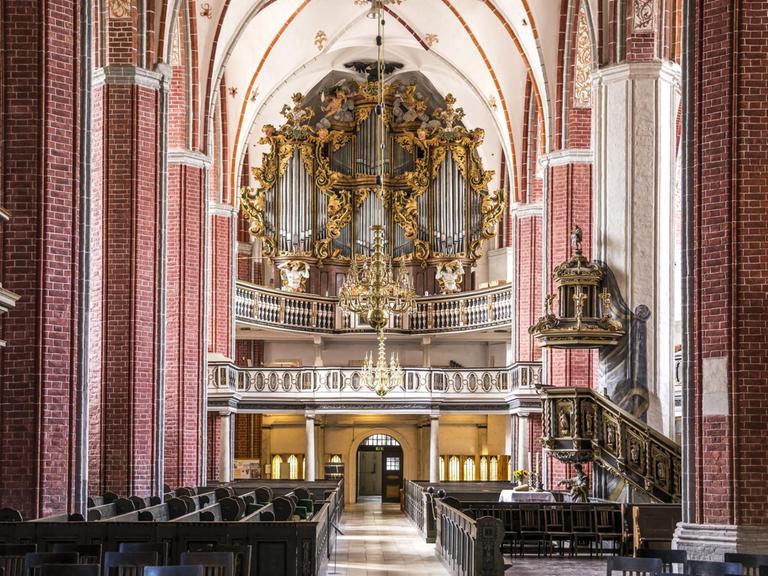 Innenraum und Orgel in der evangelischen Pfarrkirche St. Katharinen in Brandenburg an der Havel