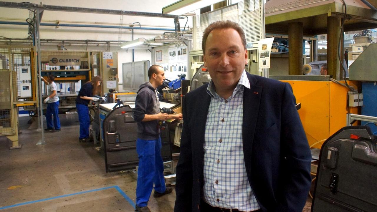Uwe Hengstermann von der deutschen Firma Borgers steht in einer Werkshalle in Tschechien.