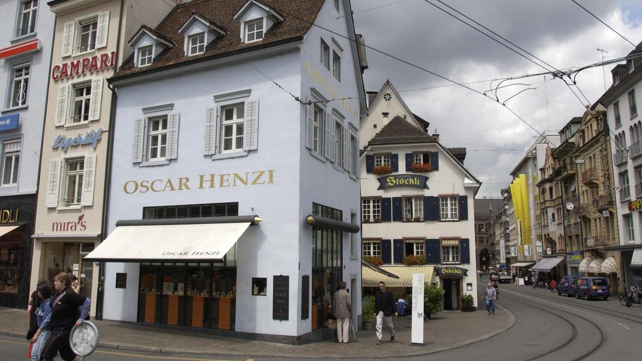 Die Altstadt von Basel in der Schweiz mit dem Restaurant Stöckli am Barfi (2004)