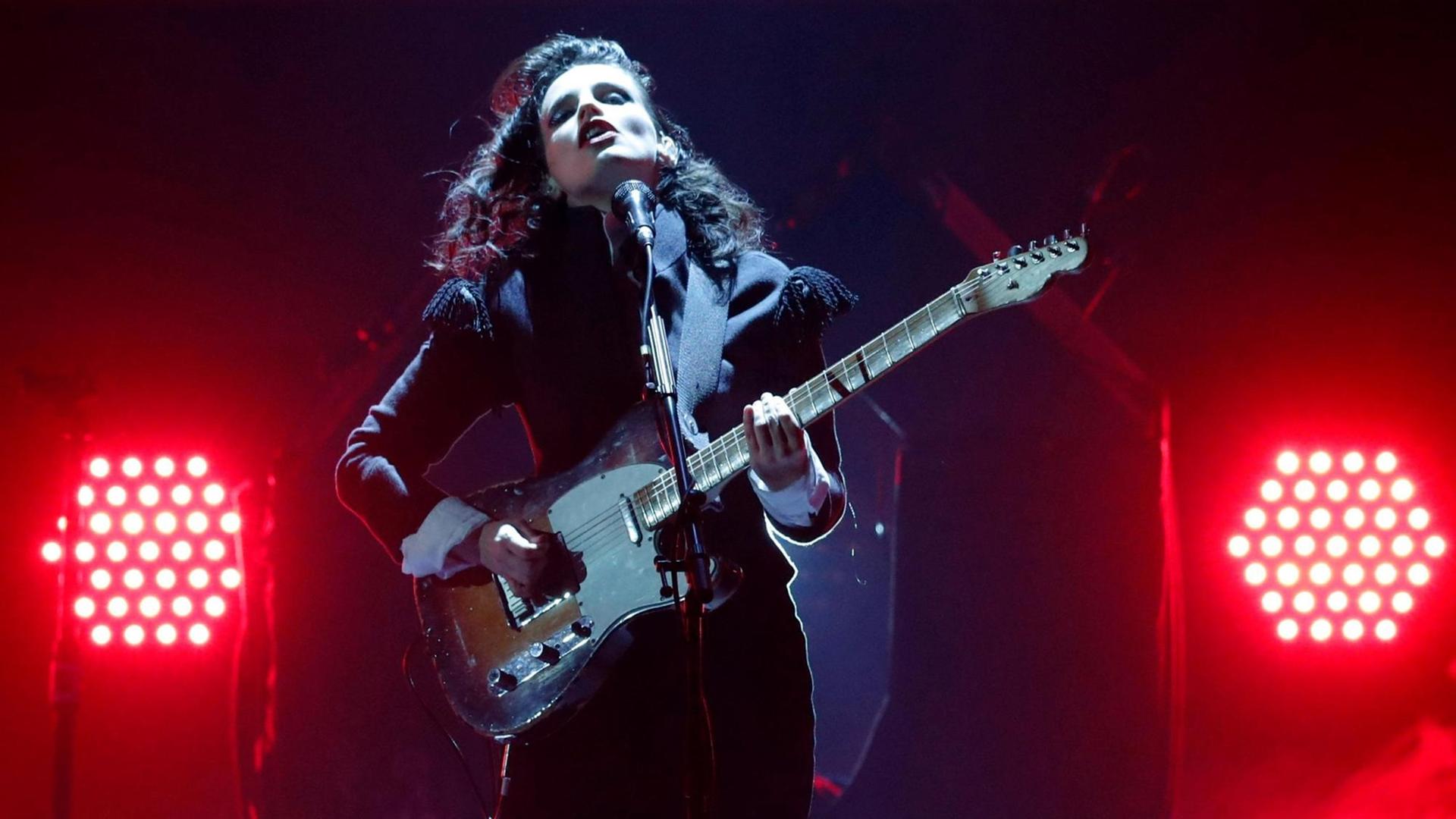 Anna Calvi singt und spielt E-Gitarre beim International Music Award (IMA) Anna Calvi singt und spielt E-Gitarre beim International Music Award (IMA)