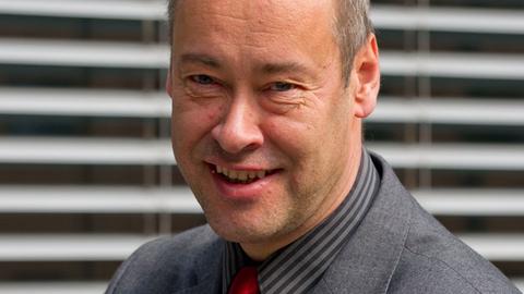 Der Präsident der Bundeszentrale für politische Bildung (bpb) Thomas Krüger posiert lachend für ein Pressefoto.