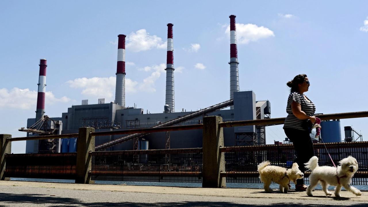 Das Kraftwerk Ravenswood in Long Island City, New York, wird mit Gas, Öl und Kerosin betrieben. US-Präsident Barack Obama will den Ausstoß von CO2 künftig stark reduzieren. Das Kraftwerk Ravenswood in Long Island City, New York, wird mit Gas, Öl und Kerosin betrieben. US-Präsident Barack Obama will den Ausstoß von CO2 künftig stark reduzieren.