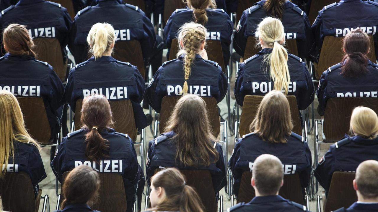 Kommissaranwärter, Auszubildende der Polizei NRW, sitzen bei einer Veranstaltung im Hörsaal.