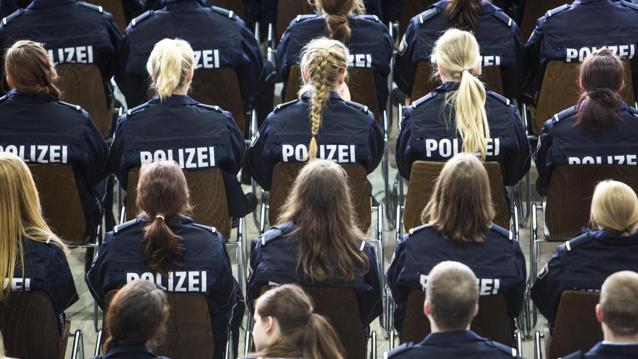 Kommissaranwärter, Auszubildende der Polizei NRW, sitzen bei einer Veranstaltung im Hörsaal. Kommissaranwärter, Auszubildende der Polizei NRW, sitzen bei einer Veranstaltung im Hörsaal.