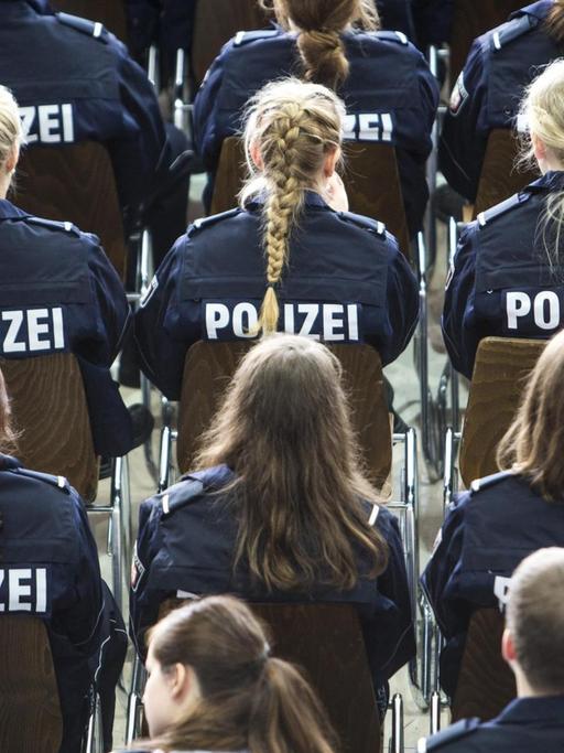 Kommissaranwärter, Auszubildende der Polizei NRW, sitzen bei einer Veranstaltung im Hörsaal.
