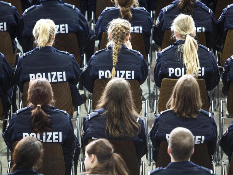 Kommissaranwärter, Auszubildende der Polizei NRW, sitzen bei einer Veranstaltung im Hörsaal.
