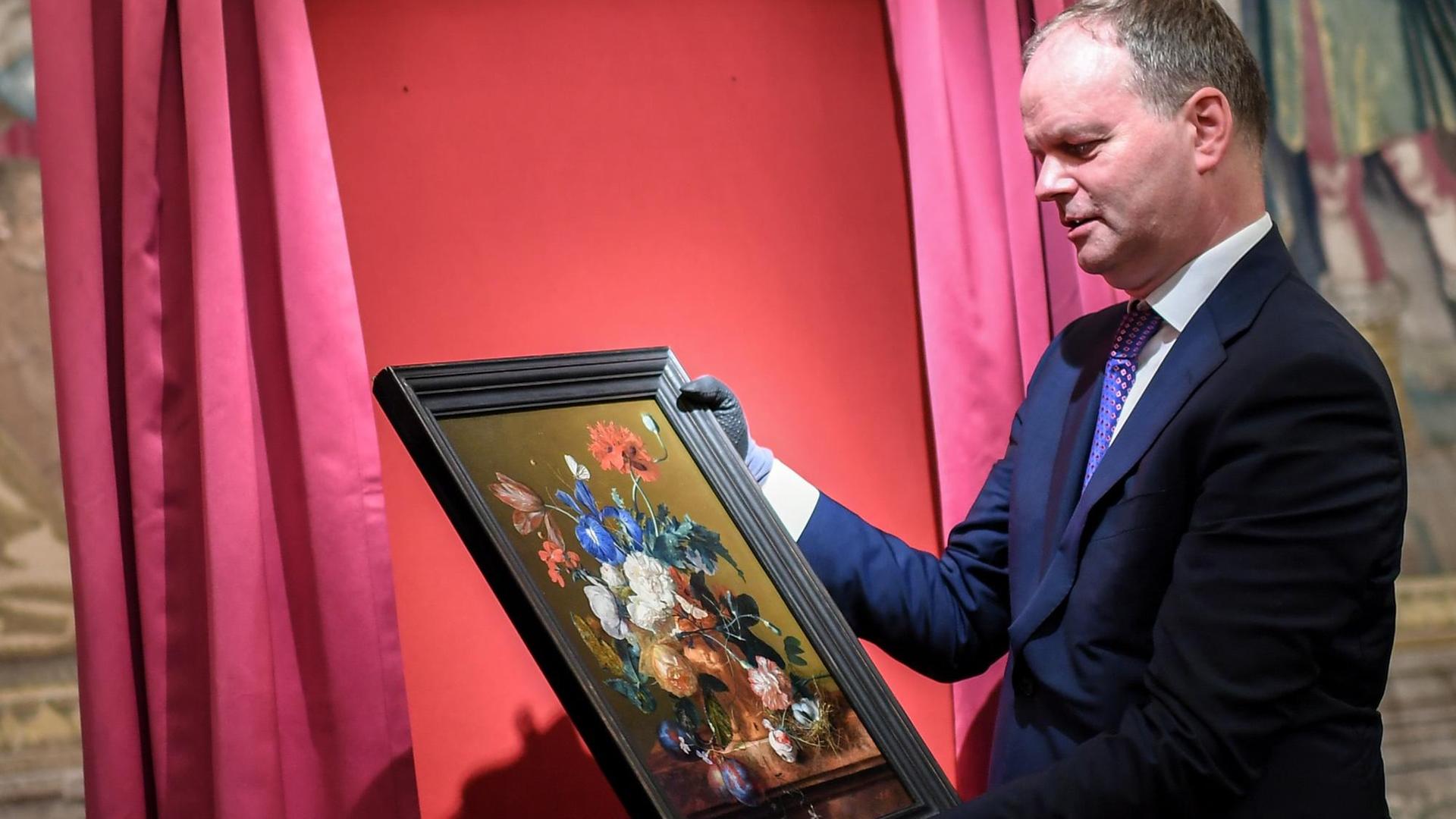 Eike Dieter Schmidt, Direktor der Uffizien, hängt ein Gemälde an seinen Platz. Eike Dieter Schmidt, Direktor der Uffizien, hängt ein Gemälde an seinen Platz.