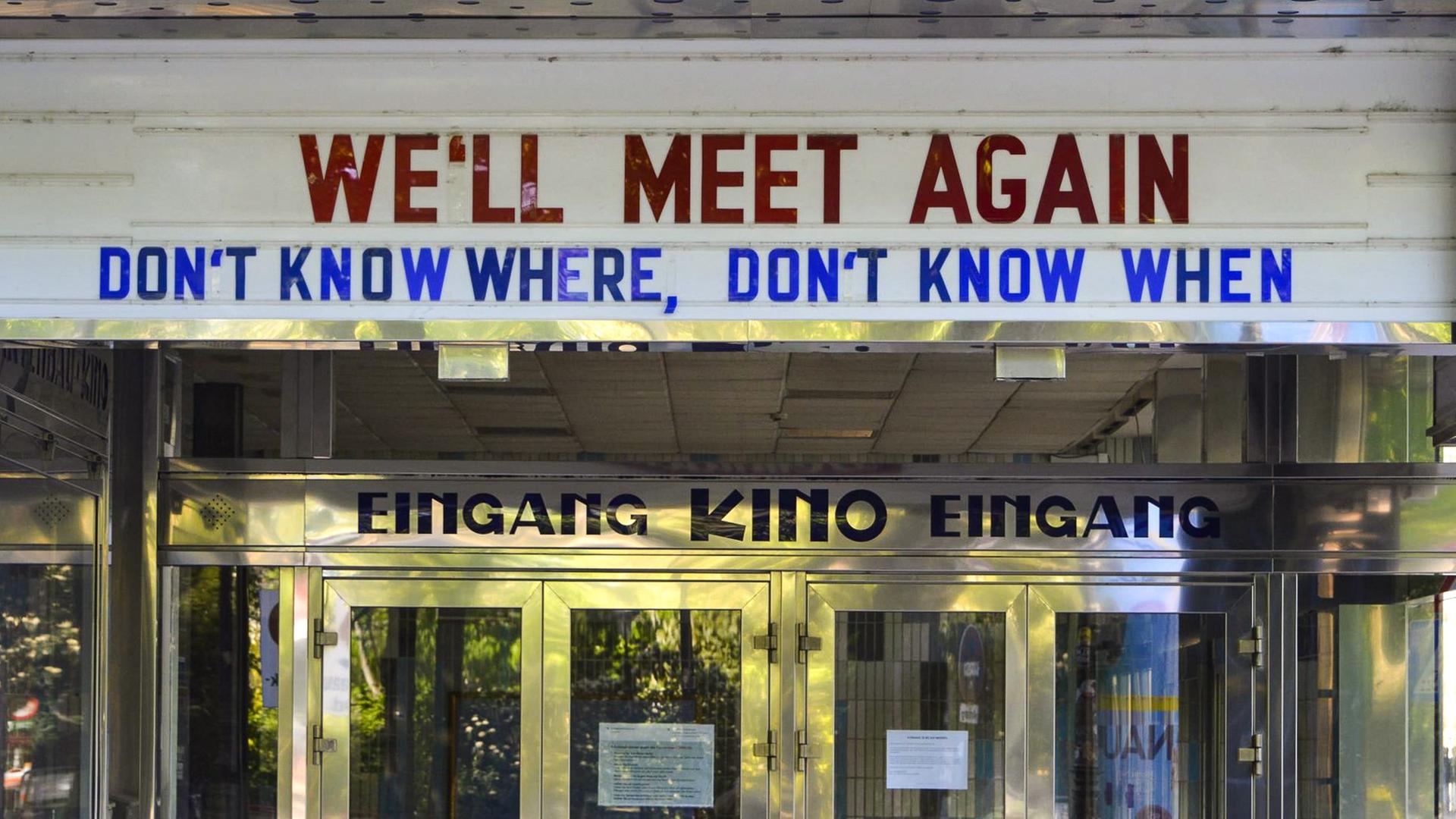 Der Eingang zum geschlossenen Gartenbaukino in Wien, darüber hängt ein Plakat: "We'll meet again. Don't know where, don't know when" Der Eingang zum geschlossenen Gartenbaukino in Wien, darüber hängt ein Plakat: "We'll meet again. Don't know where, don't know when"