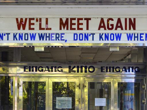 Der Eingang zum geschlossenen Gartenbaukino in Wien, darüber hängt ein Plakat: "We'll meet again. Don't know where, don't know when"