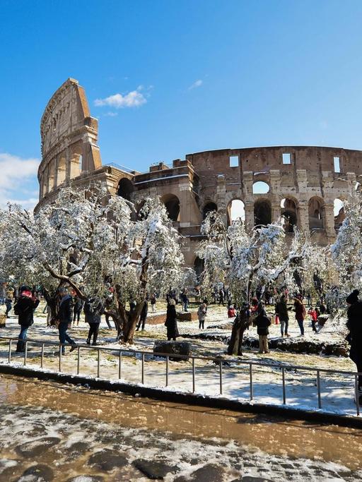 February 26, 2018 - Rome, Italy - Snowfall in the night in the capital city the snowfall connected to the arrival of Burian. The Coliseum whitewashed on February 26, 2018 in Rome, Italy Rome Italy PUBLICATIONxINxGERxSUIxAUTxONLY - ZUMAn230 20180226_zaa_n230_329 Copyright: xSilviaxLorex
