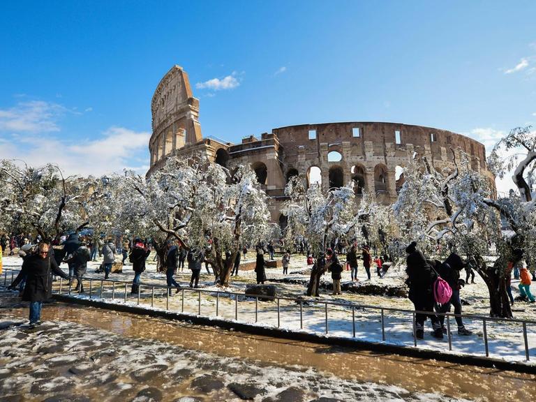 February 26, 2018 - Rome, Italy - Snowfall in the night in the capital city the snowfall connected to the arrival of Burian. The Coliseum whitewashed on February 26, 2018 in Rome, Italy Rome Italy PUBLICATIONxINxGERxSUIxAUTxONLY - ZUMAn230 20180226_zaa_n230_329 Copyright: xSilviaxLorex