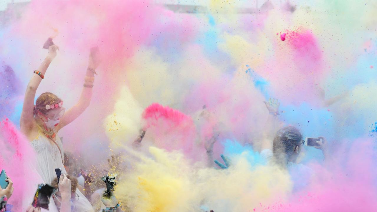 Hunderte Festivalteilnehmer werfen am 16.05.2015 in Böblingen (Baden-Württemberg) beim "Holi Festival of Colours" Farben in die Luft. Hunderte Festivalteilnehmer werfen am 16.05.2015 in Böblingen (Baden-Württemberg) beim "Holi Festival of Colours" Farben in die Luft.