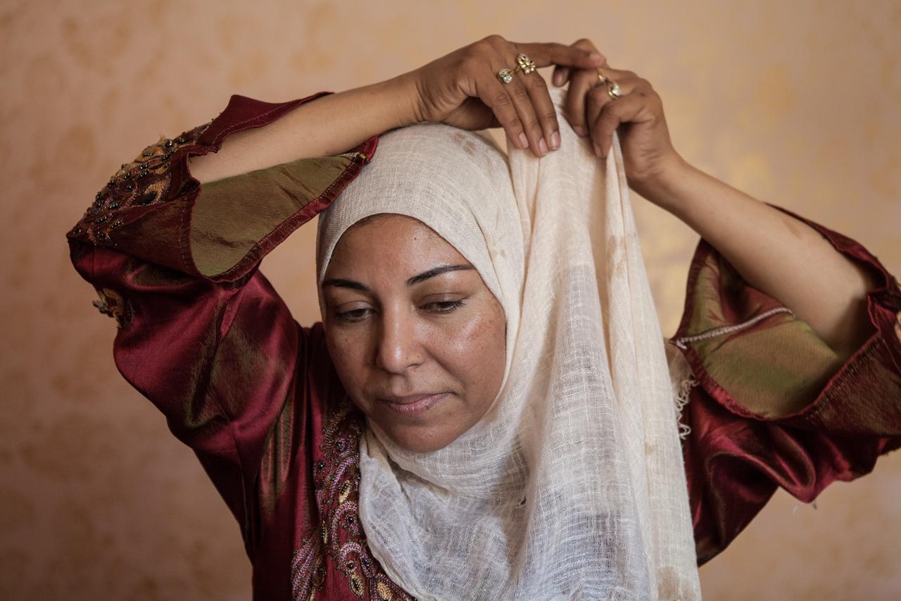 Nadia Ali Abdala in ihrer Wohnung, Sadat City, 2014. In: SAYEDA, Nimbus. Kunst und Bücher, 2017 Nadia Ali Abdala in ihrer Wohnung, Sadat City, 2014. In: SAYEDA, Nimbus. Kunst und Bücher, 2017