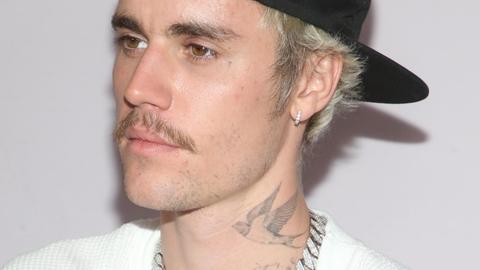 Porträtfoto des Musikers Justin Bieber am 27. Januar 2020 in Kalifornien bei der Premiere der Youtube-Doku "Seasons": mit nach hinten gedrehter Basecap und dicker silberfarbener Kette.