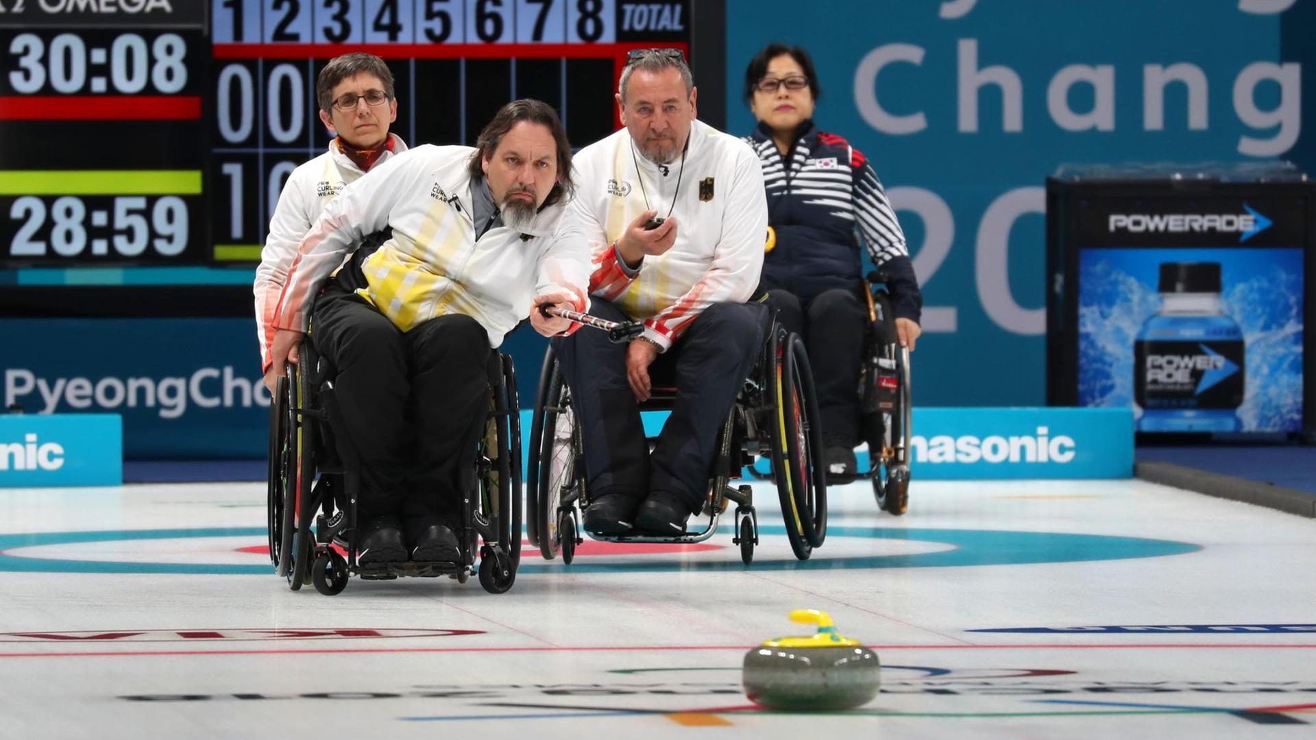 Paralympics, Gangneung Curlingcenter, Rollstuhl-Curling. Die Deutschen Heike Melchior (l-r), Wolf Meissner und Harry Pavel im Spiel gegen Südkorea Paralympics, Gangneung Curlingcenter, Rollstuhl-Curling. Die Deutschen Heike Melchior (l-r), Wolf Meissner und Harry Pavel im Spiel gegen Südkorea