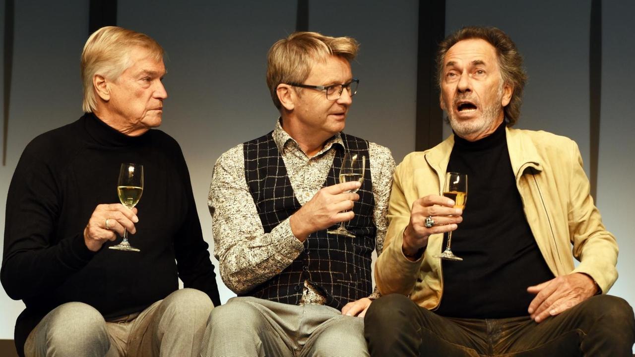 In der Komödie "Komplexe Väter", stoßen die Schauspieler (l-r) Jochen Busse, Rene Heinersdorff, Hugo Egon Balder mit einem Sekt an. In der Komödie "Komplexe Väter", stoßen die Schauspieler (l-r) Jochen Busse, Rene Heinersdorff, Hugo Egon Balder mit einem Sekt an.
