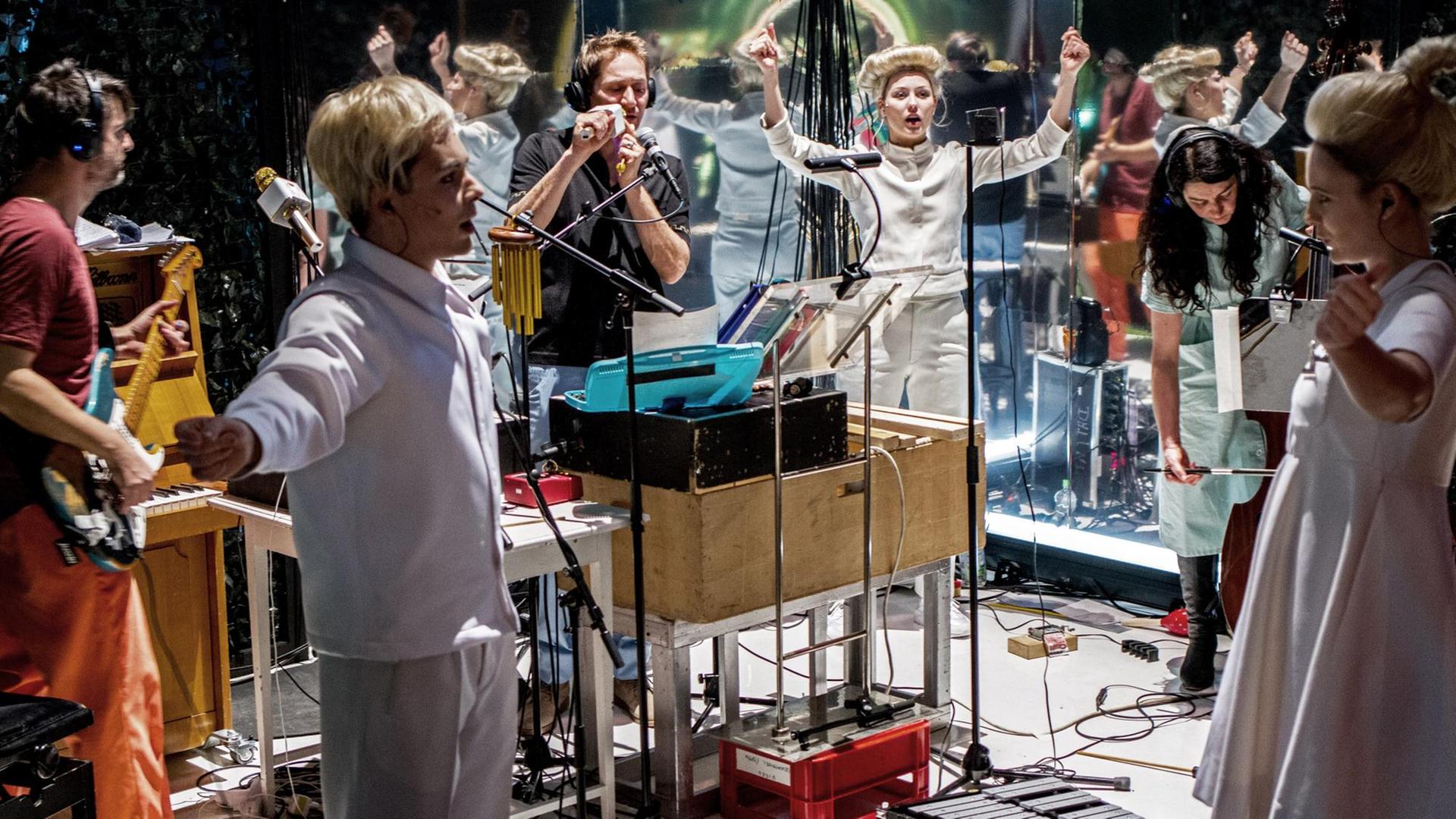 Schauspiel Stuttgart: "Ein Sommernachtstraum im Cyber Valley" Schauspiel Stuttgart: "Ein Sommernachtstraum im Cyber Valley"