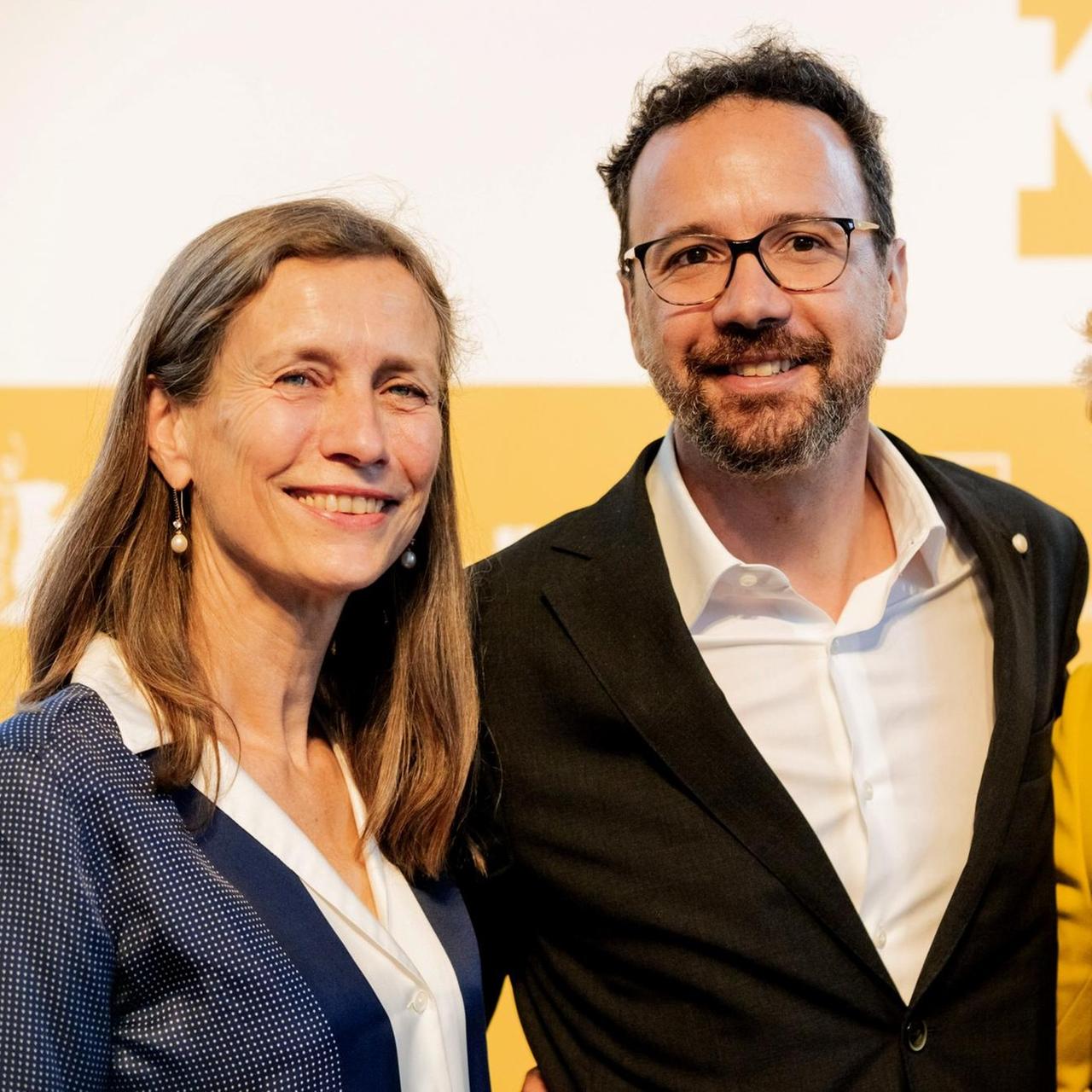 Monika Grütters präsentiert am 22.6.2018 die neue Berlinale-Doppelspitze: Marietta Rissenbeek und Carlo Chatrian. Alle drei blicken lachend in die Kamera. Monika Grütters präsentiert am 22.6.2018 die neue Berlinale-Doppelspitze: Marietta Rissenbeek und Carlo Chatrian. Alle drei blicken lachend in die Kamera.