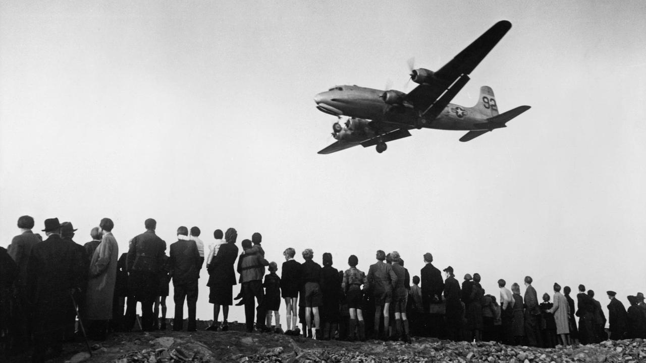 Ein Flugzeug im Landeanflug auf Berlin, beobachtet von vielen Leuten. Ein Flugzeug im Landeanflug auf Berlin, beobachtet von vielen Leuten.