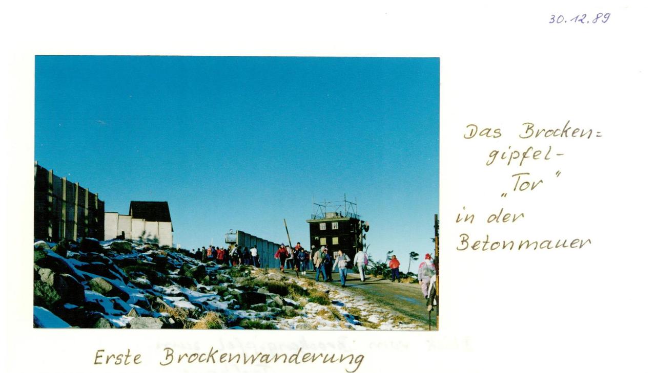 Aufnahme von einer Brockenwanderung mit dem Brockentor von Dezember 1989 aus dem Fotoalbum von Dietlind Koch 
