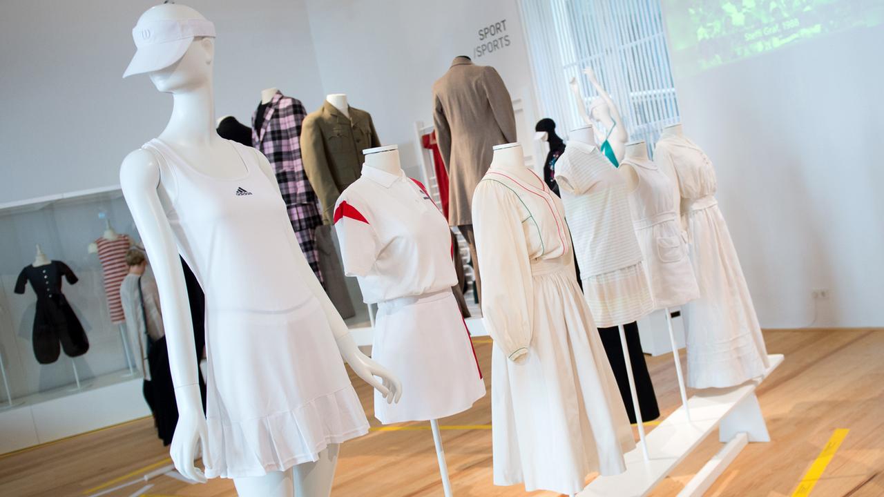 Tennisbekleidung aus verschiedenen Epochen ist in der Ausstellung "Sports - No Sports" im Museum für Kunst und Gewerbe in Hamburg zu sehen. Tennisbekleidung aus verschiedenen Epochen ist in der Ausstellung "Sports - No Sports" im Museum für Kunst und Gewerbe in Hamburg zu sehen.