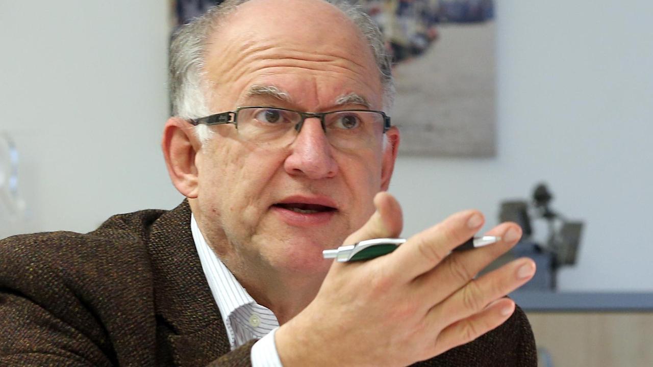 Der Bundesdatenschutzbeauftragte Peter Schaar am 04.12.2013 zu Beginn eines dpa-Interviews in seinem Büro in der Friedrichsstraße in Berlin. Foto: Wolfgang Kumm/dpa | Verwendung weltweit Der Bundesdatenschutzbeauftragte Peter Schaar am 04.12.2013 zu Beginn eines dpa-Interviews in seinem Büro in der Friedrichsstraße in Berlin. Foto: Wolfgang Kumm/dpa | Verwendung weltweit
