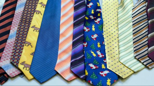 Krawatten liegen in der Auslage eines Geschäftes.