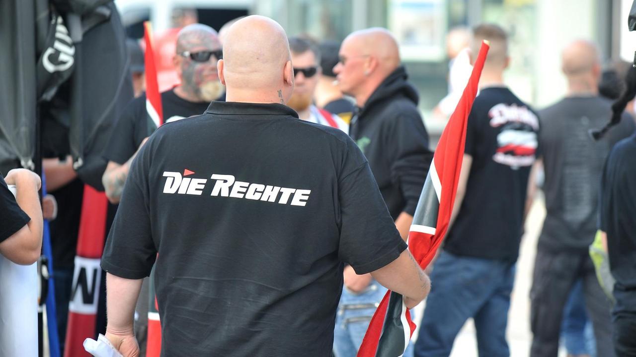 Ein Anhänger der Partei "Die Rechte" in Goslar (Niedersachsen). Er trägt ein T-Shirt mit der Aufschrift "Die Rechte" und hält eine Flagge.