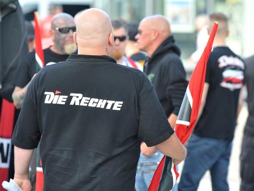 Ein Anhänger der Partei "Die Rechte" in Goslar (Niedersachsen). Er trägt ein T-Shirt mit der Aufschrift "Die Rechte" und hält eine Flagge.