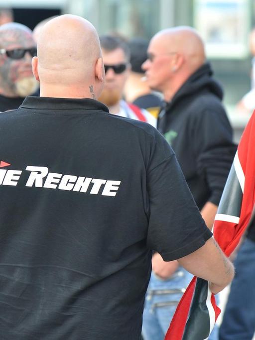 Ein Anhänger der Partei "Die Rechte" in Goslar (Niedersachsen). Er trägt ein T-Shirt mit der Aufschrift "Die Rechte" und hält eine Flagge.