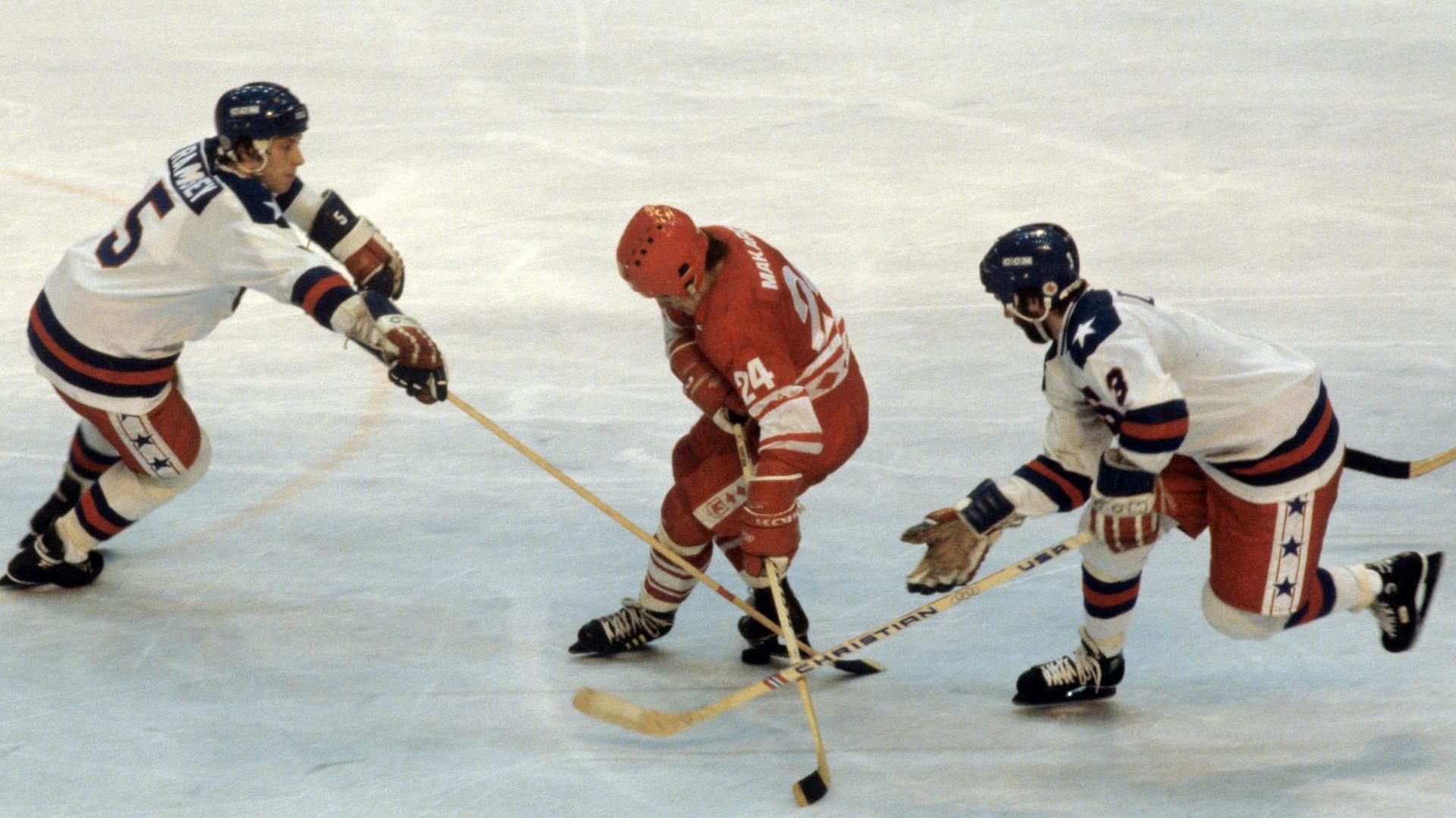 Am 22. Februar 1980 treffen beim olympischen Eishockeyturnier in Lake Placid die USA und die Sowjetuinion aufeinander. Die USA gewann das Spiel, welches als 'Miracle on Ice' in die Geschichte einging, mit 4:3. Am 22. Februar 1980 treffen beim olympischen Eishockeyturnier in Lake Placid die USA und die Sowjetuinion aufeinander. Die USA gewann das Spiel, welches als 'Miracle on Ice' in die Geschichte einging, mit 4:3.