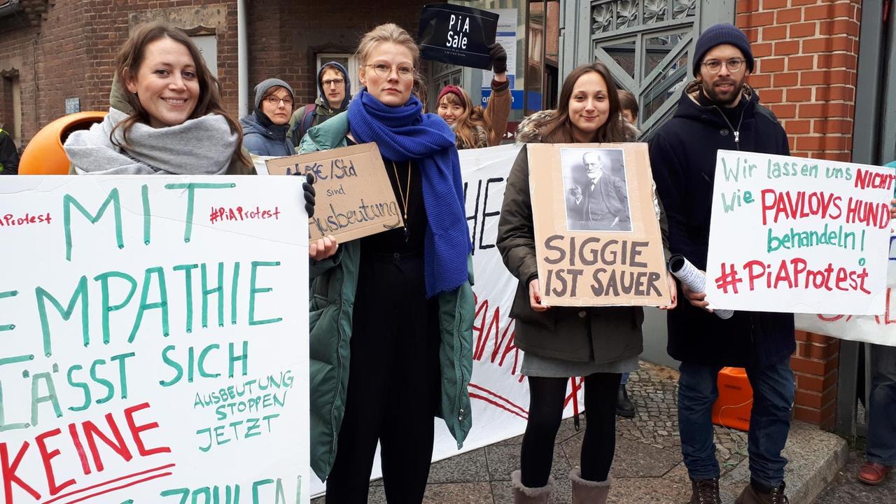 Protestieren gegen die Ausbeutung während der Ausbildung: Psychotherapeutinnen und -therapeuten in Ausbildung vor dem Charité Campus in Berlin. Protestieren gegen die Ausbeutung während der Ausbildung: Psychotherapeutinnen und -therapeuten in Ausbildung vor dem Charité Campus in Berlin.