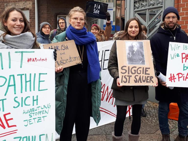 Protestieren gegen die Ausbeutung während der Ausbildung: Psychotherapeutinnen und -therapeuten in Ausbildung vor dem Charité Campus in Berlin.