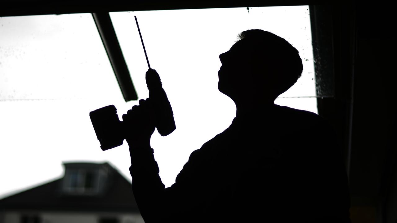 Junger Auszubildender im Handwerk arbeitet mit dem Bohrer. Junger Auszubildender im Handwerk arbeitet mit dem Bohrer.