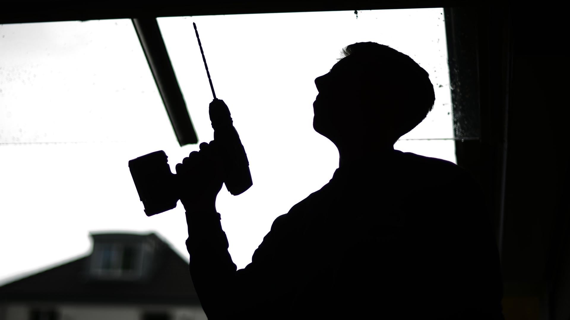 Junger Auszubildender im Handwerk arbeitet mit dem Bohrer. Junger Auszubildender im Handwerk arbeitet mit dem Bohrer.