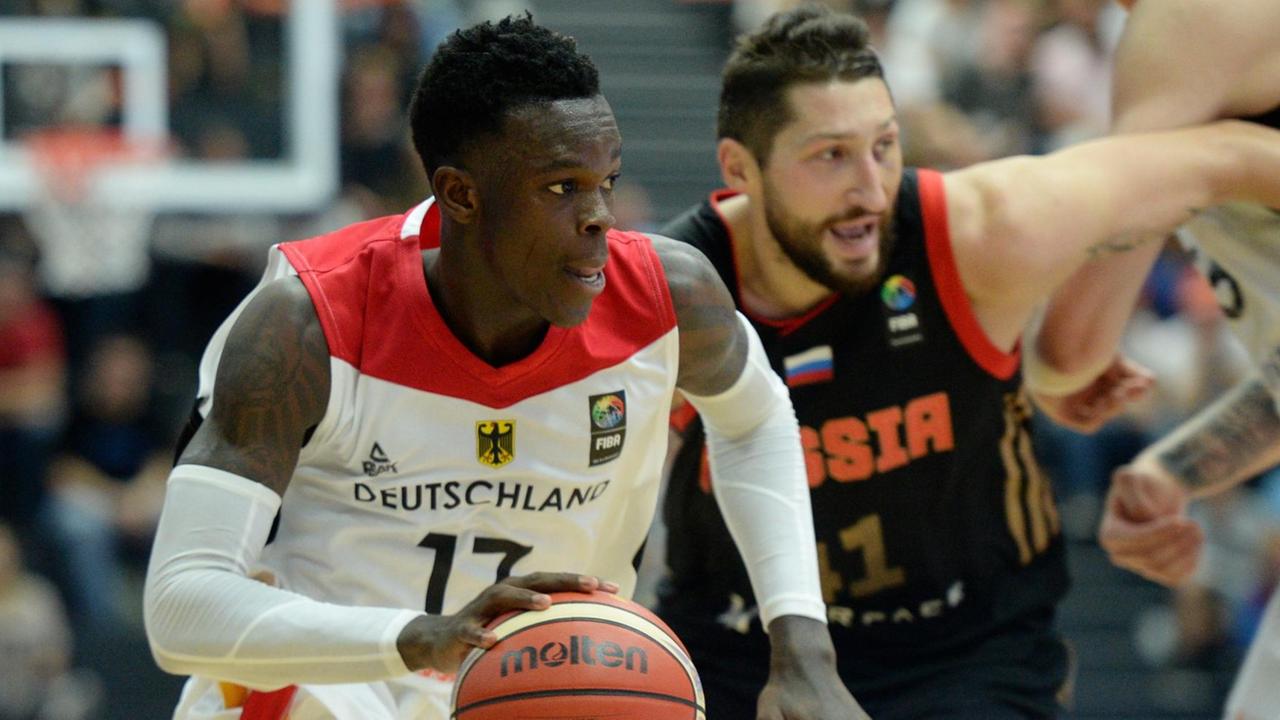 Basketball, Supercup: Deutschland - Russland am 18.08.2017 in Hamburg. Deutschlands Dennis Schröder (l) und Russlands Nikita Kurbanov kämpfen beim Supercup-Spiel um den Ball. Basketball, Supercup: Deutschland - Russland am 18.08.2017 in Hamburg. Deutschlands Dennis Schröder (l) und Russlands Nikita Kurbanov kämpfen beim Supercup-Spiel um den Ball.