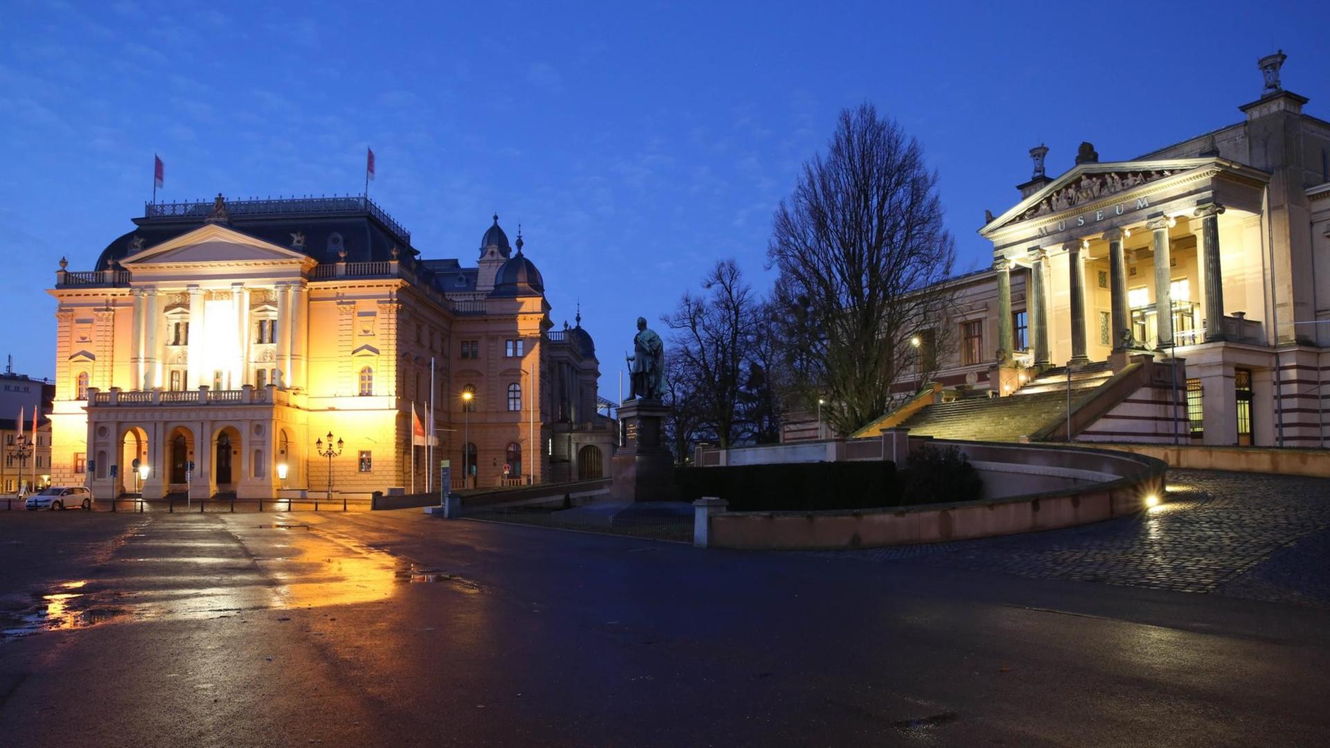 Blick am Montag 06.01.2020 in der Landeshauptstadt Schwerin auf den Alten Garten mit dem Mecklenburgischen Staatstheater links und dem Staatlichen Museum rechts. Blick am Montag 06.01.2020 in der Landeshauptstadt Schwerin auf den Alten Garten mit dem Mecklenburgischen Staatstheater links und dem Staatlichen Museum rechts.