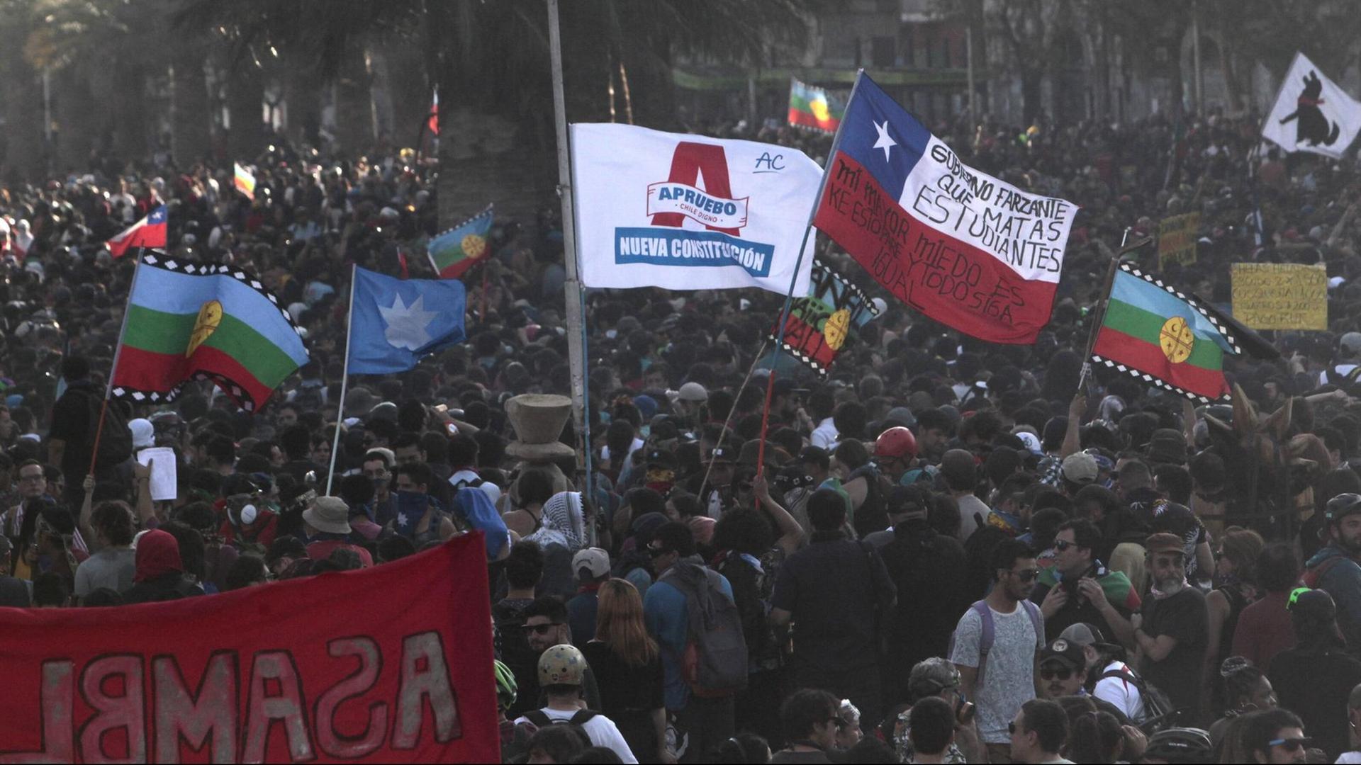 Demonstration auf der Plaza Italia in Santiago de Chile Demonstration auf der Plaza Italia in Santiago de Chile